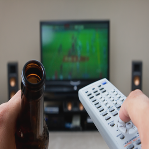 TV kijken met bier in de hand